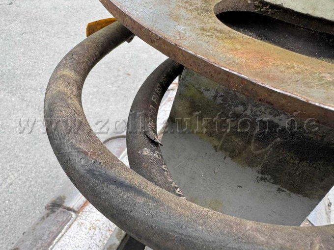 diverse Hydraulickschläusche eingeschnitten