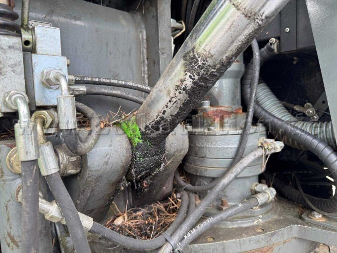 Hydraulikzylinder Auslegerarm ölfeucht