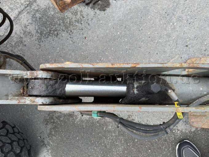 Hydraulikzylinder Abstützfüße ölfeucht