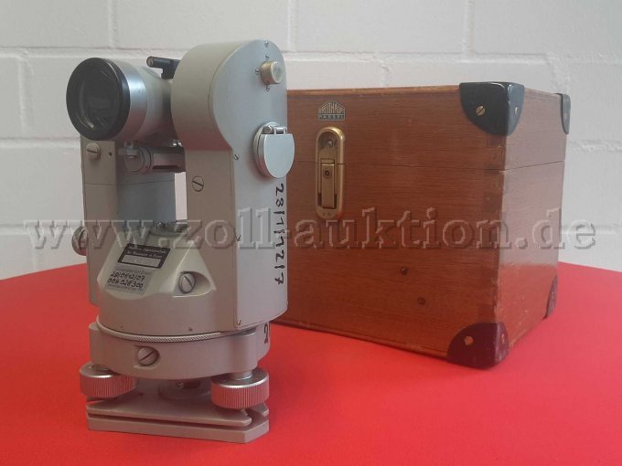 Instrument und Transportbehälter Vorne seitlich -1-