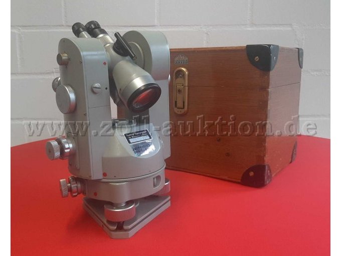 Instrument und Transportbehälter Vorne seitlich -2-