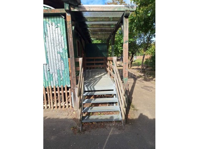 Eingangspodest mit Treppe