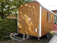 Front- und Seitenansicht Bauwagen