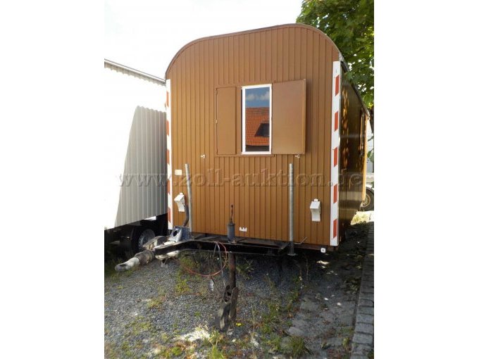 Front- und Seitenansicht Bauwagen