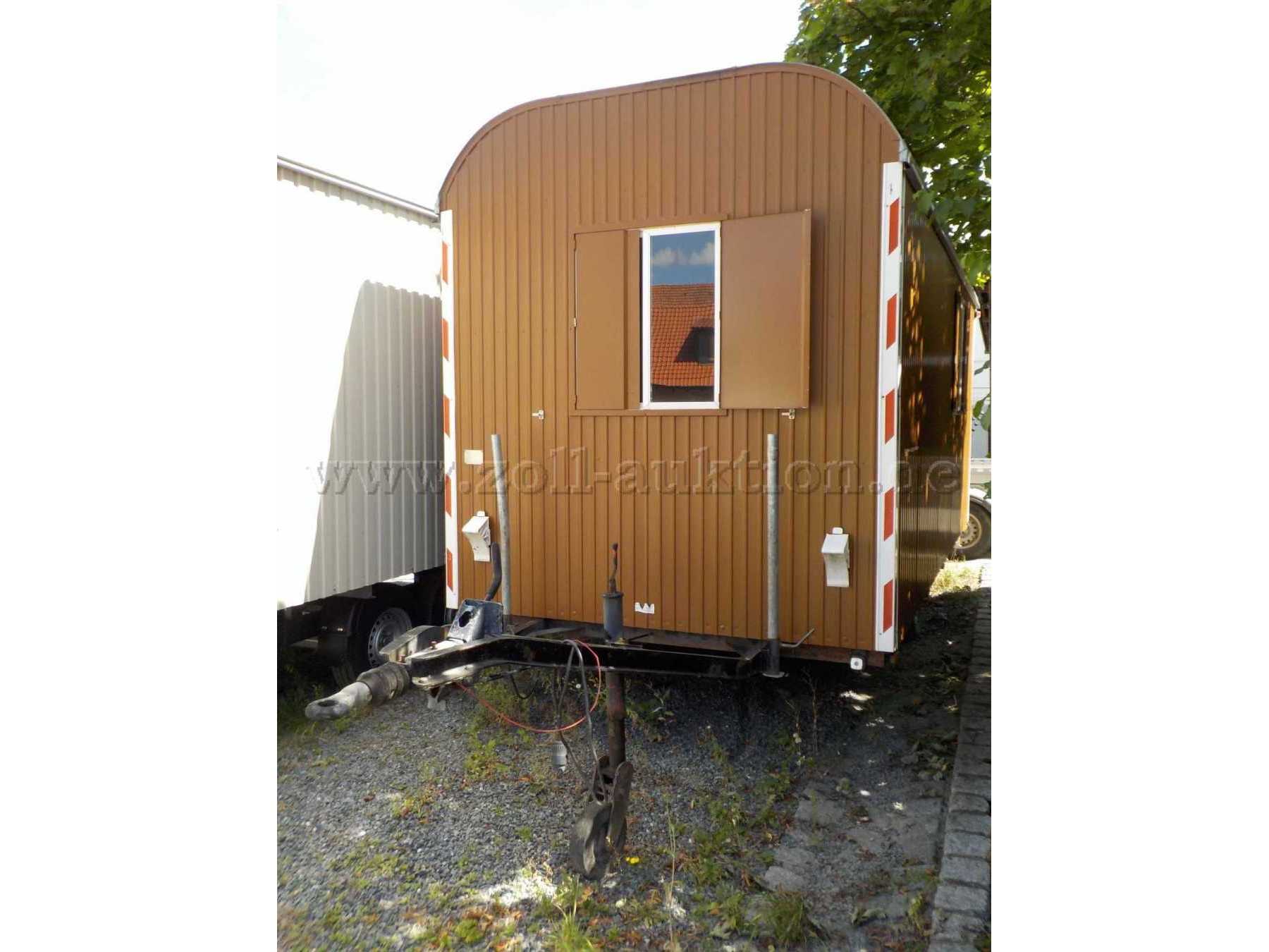 Front- und Seitenansicht Bauwagen