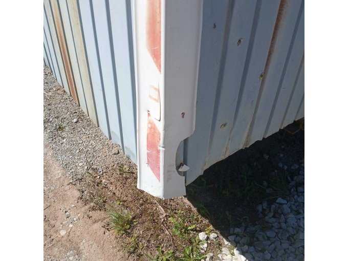 Ansicht Ecke leicht beschädigt
