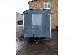 Bild 1:
Frontansicht mit Fenster, Deichsel und Stromanschluss