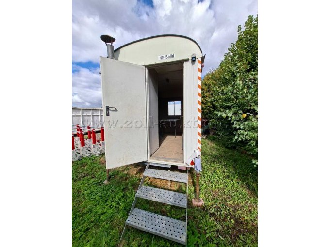 Eingangsseite mit Metalltreppe Eingangsseite mit Metalltreppe