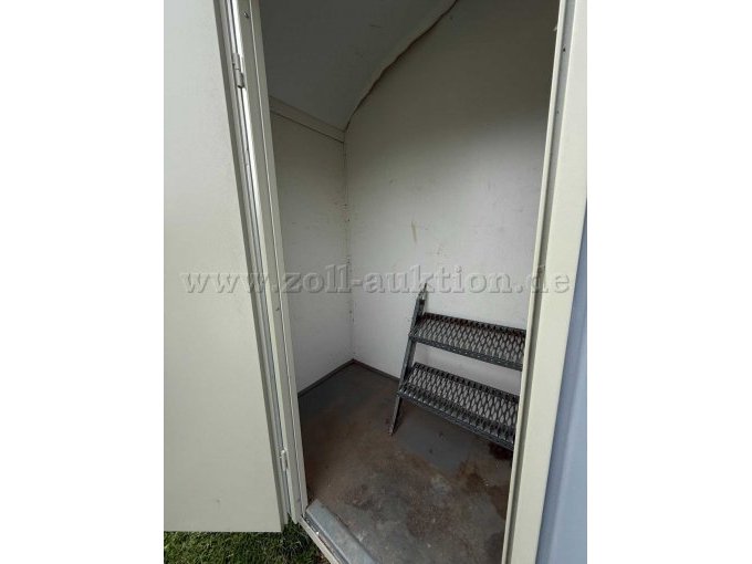 kleiner raum mit treppe