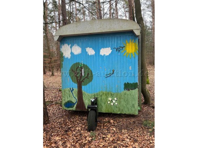 Rückseite des Bauwagens mit Deichsel