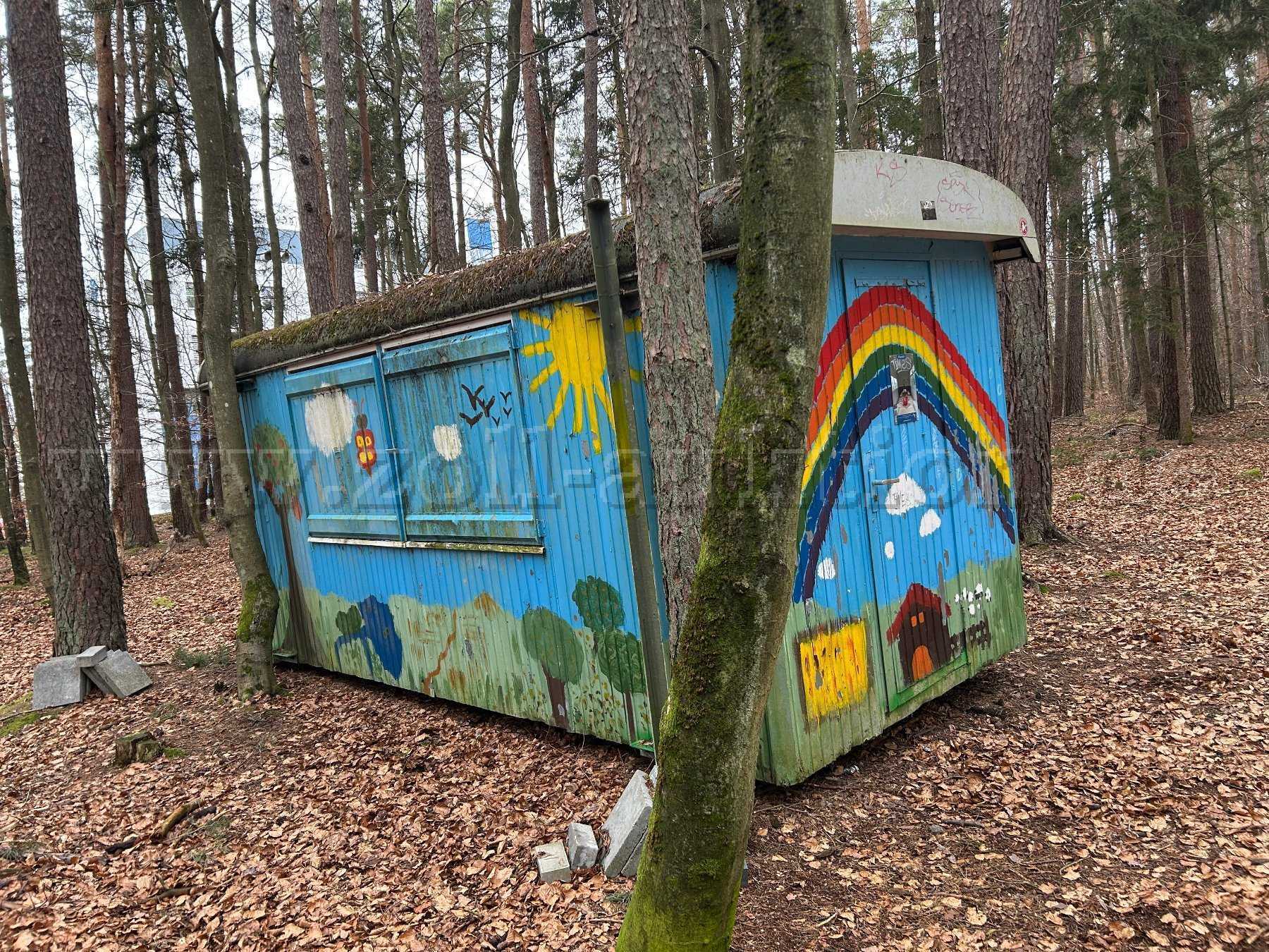 Bauwagen im Wald, linke Außenseite