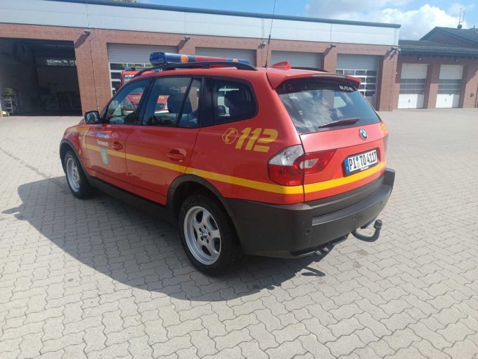 Fahrzeug von außen linke Seite