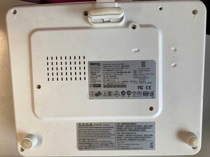 Unterseite mit Typenschild und CE-Zeichen