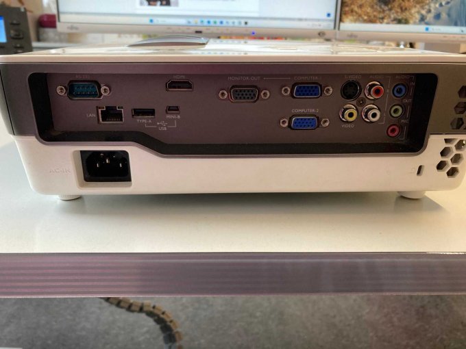 Rückansicht mit Anschlüssen