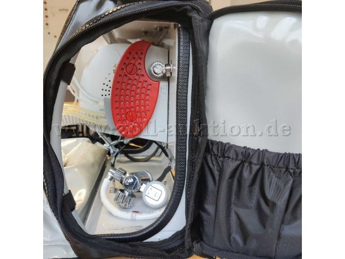 Seitenansicht rechts mit geöffneter Tasche