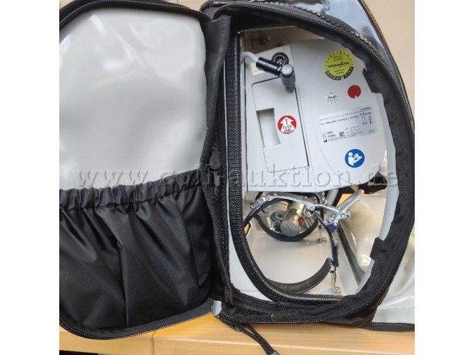 Seitenansicht links mit geöffneter Tasche