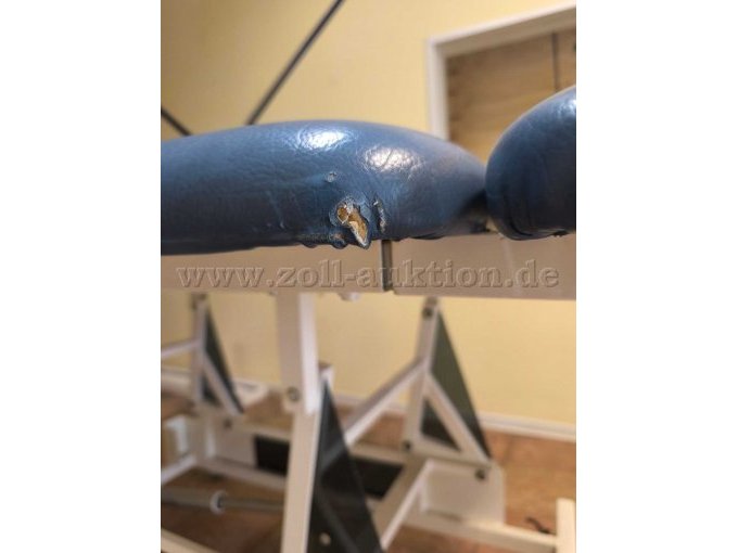 Behandlungsliege an Ecke gerissen