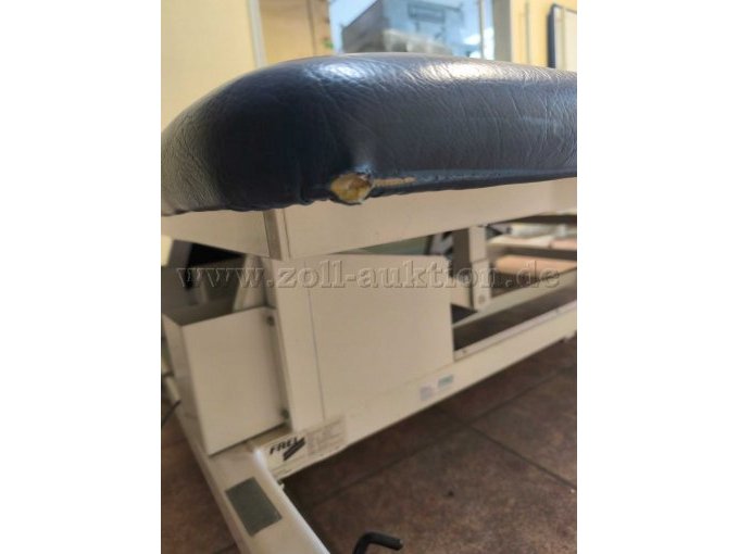 Behandlungsliege  an Ecke gerissen