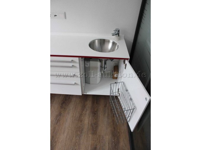 Rechtes Waschbecken mit Warmwasserboiler