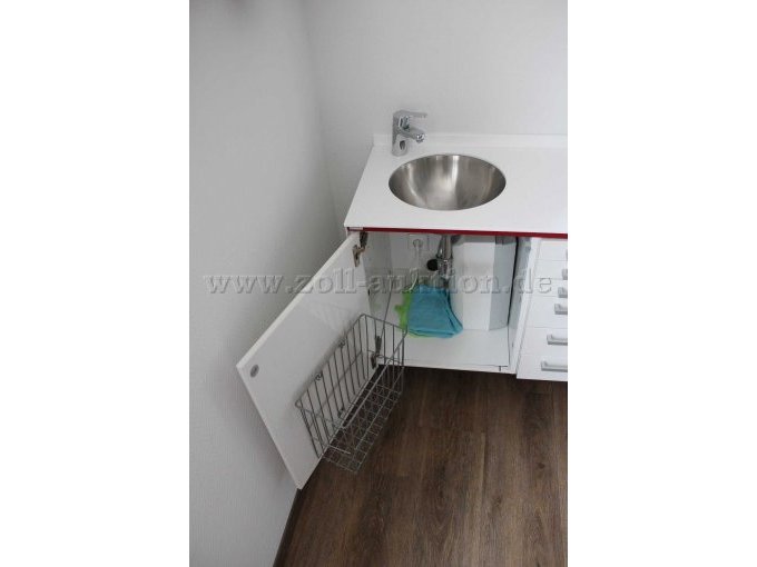 Linkes Waschbecken mit Warmwasserboiler