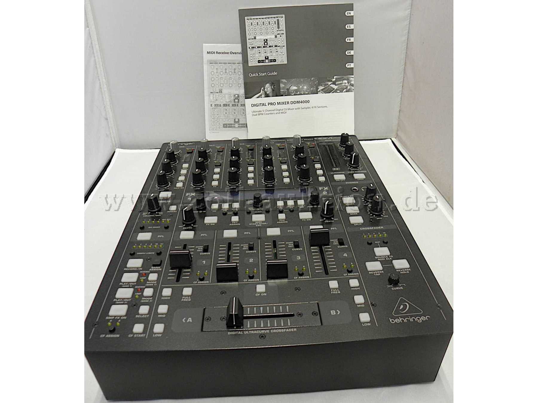 Behringer DDM 4000 DJ Mixer Draufsicht 1