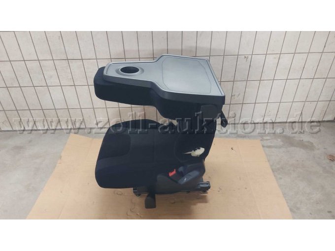 Beifahrersitz Ansicht Rückenlehne mittig geklappt 1