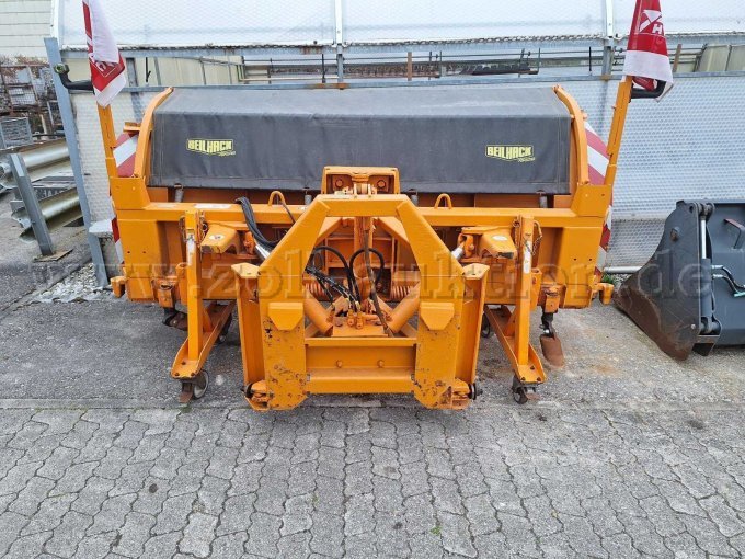 Schneepflug mit Aufnahmeplatte