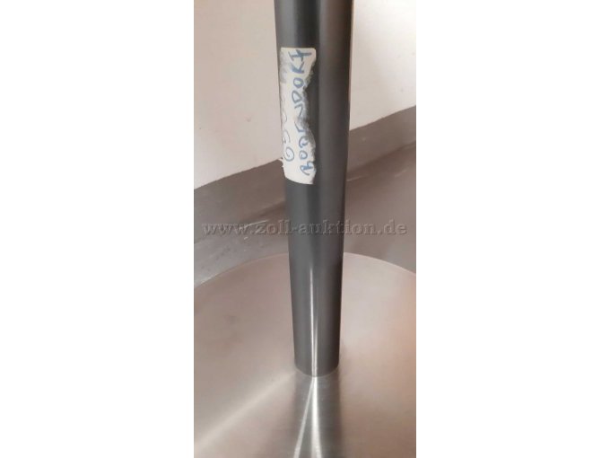 Detailansicht Aufkleberrückstände an Standfuß