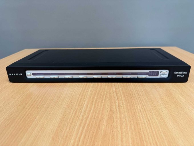 Belkin OmniView PRO3 8-Port USB & PS/2 KVM Switch
Ansicht von vorne