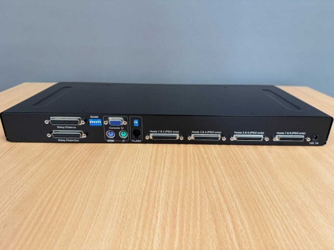 Belkin OmniView PRO3 8-Port USB & PS/2 KVM Switch
Ansicht von hinten