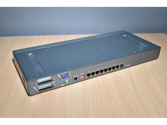 Belkin OmniView SMB 8-Port CAT5 KVM Switch F1DP108A
Ansicht von hinten