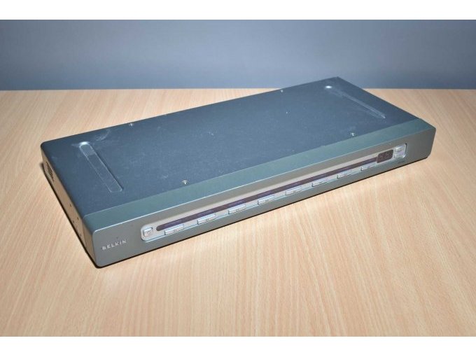 Belkin OmniView SMB 8-Port CAT5 KVM Switch F1DP108A
Ansicht von vorne