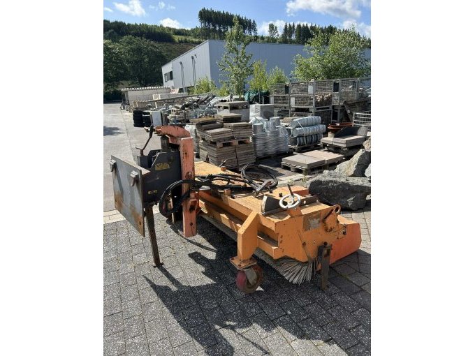 Kehrmaschine seitlicher Anblick rechts