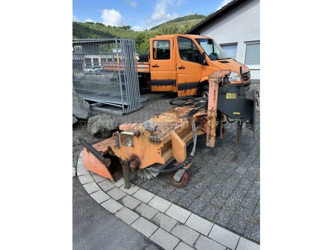Kehrmaschine seitlicher Anblick links