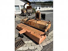 Kehrmaschine von vorne / seitlich rechts