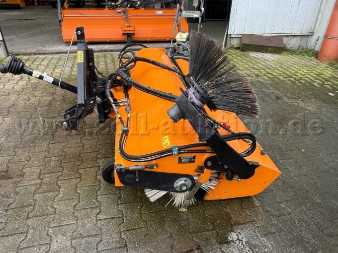 1 Bema Kommunal Dual 2050 Carraro veegmachine – foto 6 – kavel bij Zoll-Auktion, Westoverledingen