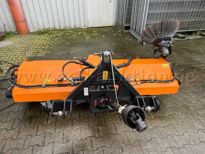 1 Bema Kommunal Dual 2050 Carraro veegmachine – foto 3 – kavel bij Zoll-Auktion, Westoverledingen