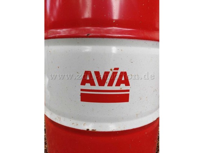Es gibt auch Fässer mit Aufschriften (hier Avia).