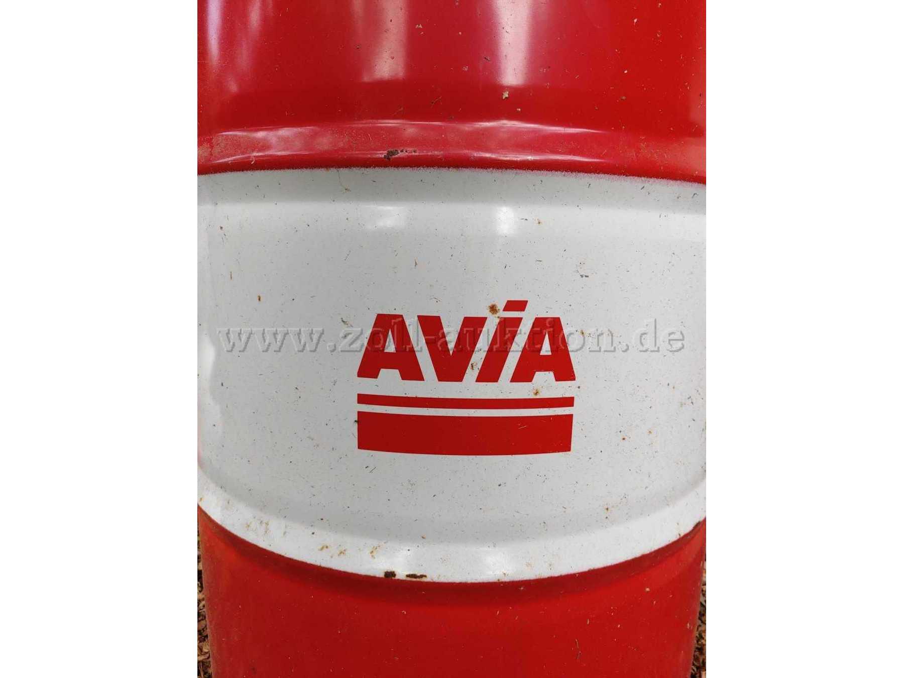 Es gibt auch Fässer mit Aufschriften (hier Avia).