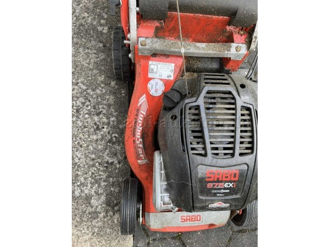 1 benzinegrasmaaier van het merk SABO 675 EXI, werkbreedte 43 cm, nominaal vermogen 2,6 kW – foto 2 – kavel bij Zoll-Auktion, Schloß Holte-Stukenbrock