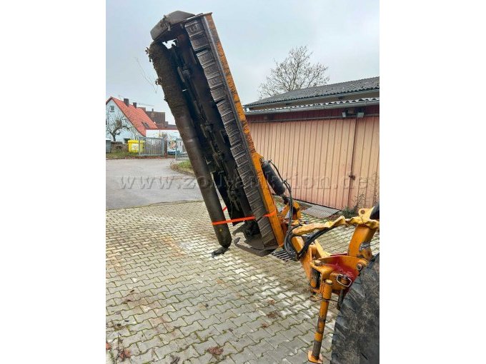 Berti Mulcher von unten, herausgebrochene Nivillierwalze zu sehen
