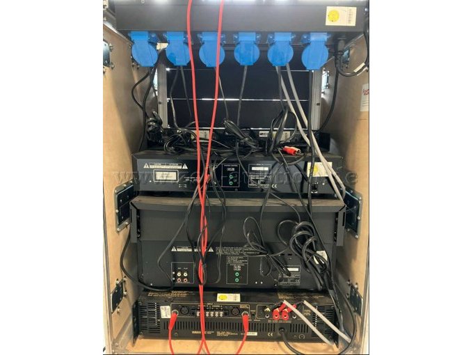 Konvolut-Rückansicht mit Stecker