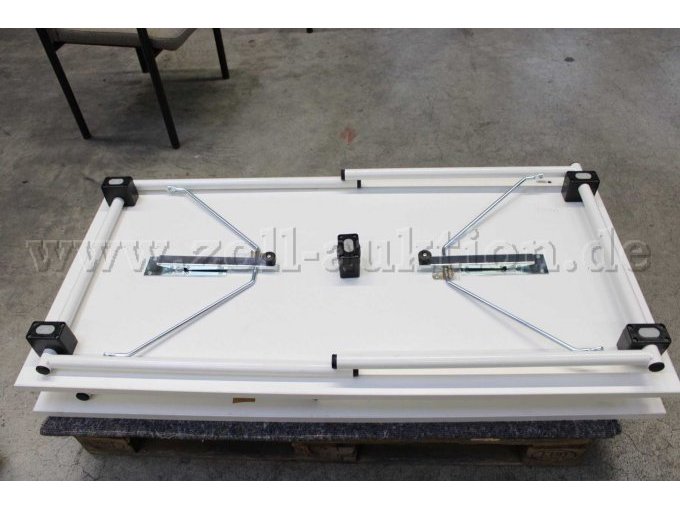 Klapptische zusammengeklappt