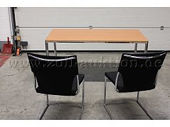 Tisch mit Stühlen