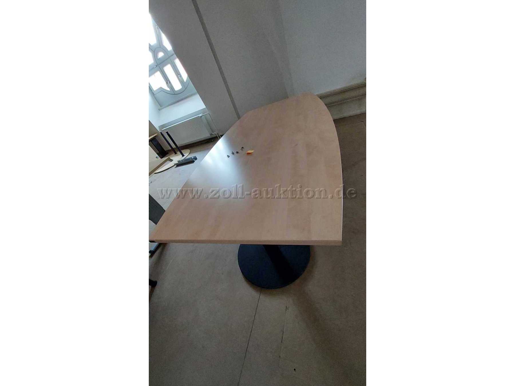 leicht ovaler Besprechungstisch mit zwei mittig angelegten Füßen, Maße: 2 Meter lang, an der breitesten Stelle 1 Meter breit, Dekor: Königsahorn, Höhe 72 cm