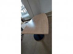 leicht ovaler Besprechungstisch mit zwei mittig angelegten Füßen, Maße: 2 Meter lang, an der breitesten Stelle 1 Meter breit, Dekor: Königsahorn, Höhe 72 cm