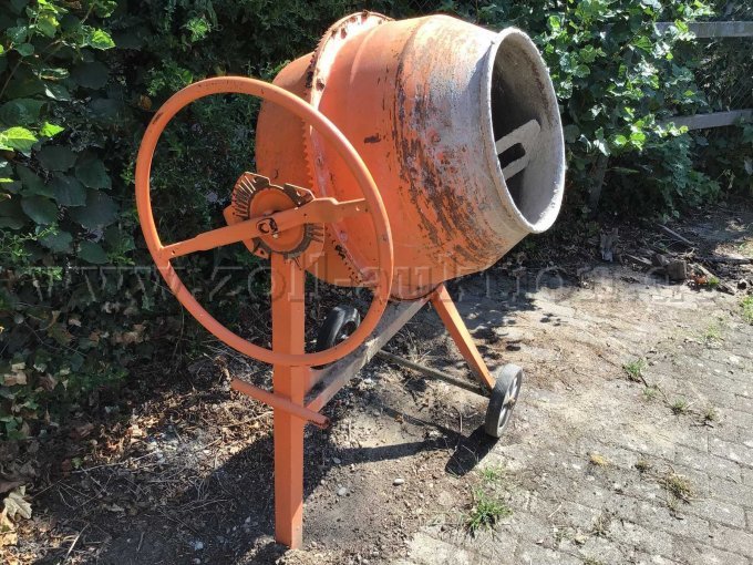 1 betonmixer (kanteltrommelmixer) Fabrikant: Atika Type: SX145 – kavel bij Zoll-Auktion, Emmendingen