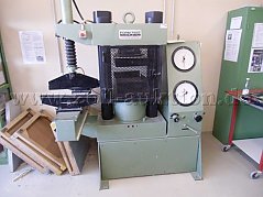 Betonprüfmaschine