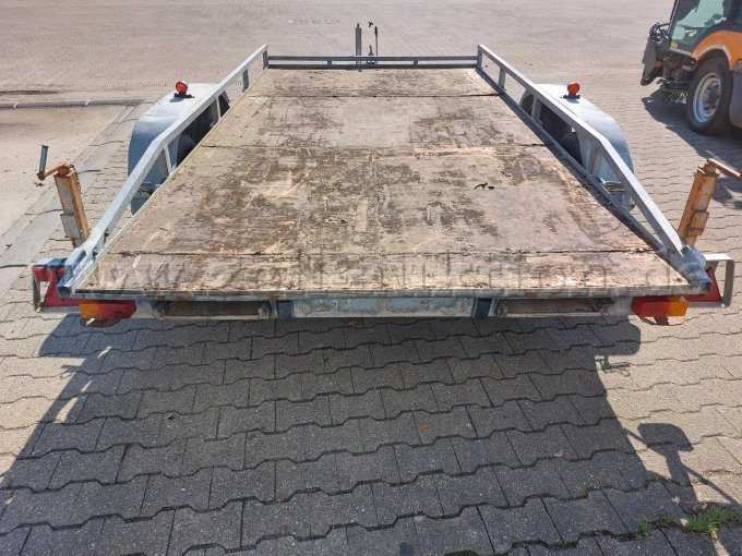 Heckansicht; zu sehen sind Kratzer, kleinere Beulen und Korrosionsstellen; Stützen weisen stärkere Korrosion auf