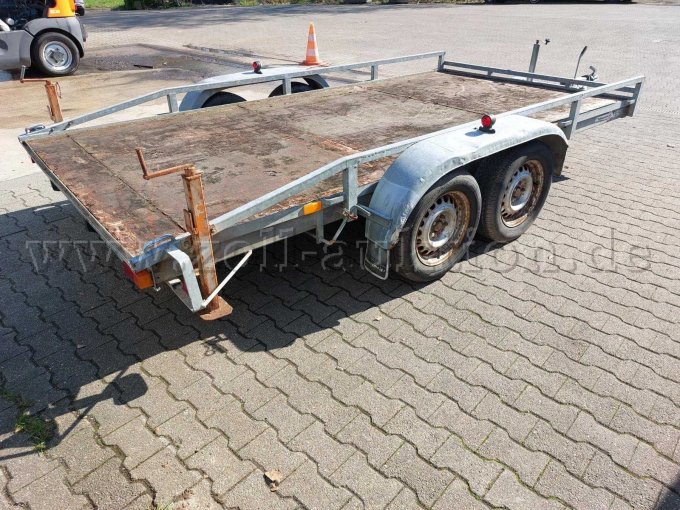 Schrägbild (hinten/rechtsseitig); zu sehen sind Kratzer, kleinere Beulen und Korrosionsstellen; Stützen weisen stärkere Korrosion auf